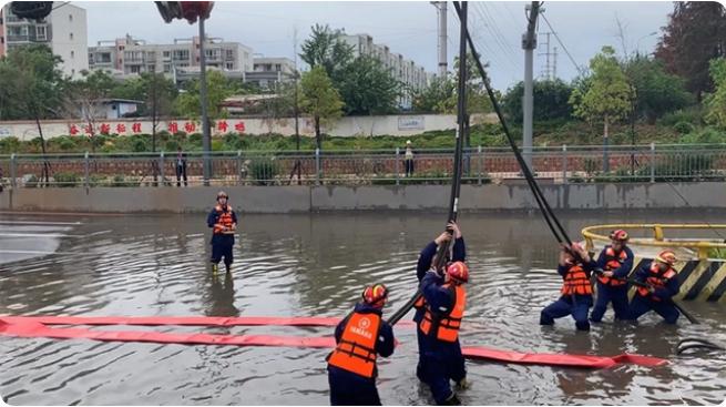 麒麟?yún)^(qū)遭暴雨突襲|部分道路積水嚴(yán)重，消防緊急排澇解憂