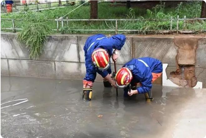 麒麟?yún)^(qū)遭暴雨突襲|部分道路積水嚴(yán)重，消防緊急排澇解憂